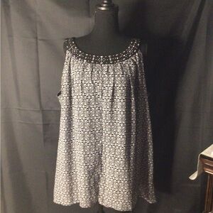 #649. Notations Embellished Black and White Sleeveless Tunic